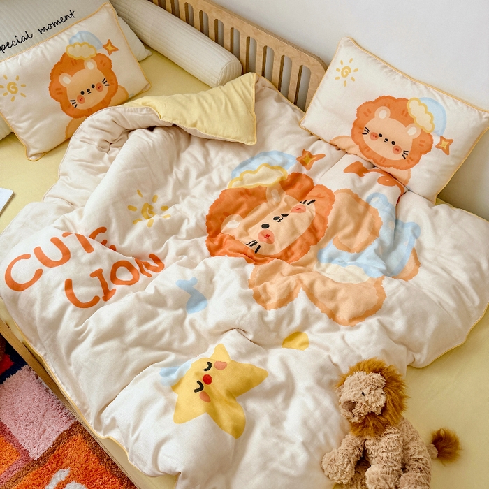91家纺网 家纺一手货源 找家纺 萌宝家纺 2026新款母婴A类全棉双层纱儿童被套纯棉纱布三件套 小狮子