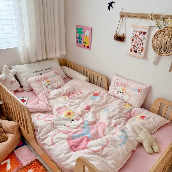 91家纺网 家纺一手货源 找家纺 萌宝家纺 2026新款母婴A类全棉双层纱儿童被套纯棉纱布三件套 小兔子