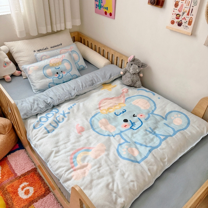 91家纺网 家纺一手货源 找家纺 萌宝家纺 2026新款母婴A类全棉双层纱儿童被套纯棉纱布三件套 小象