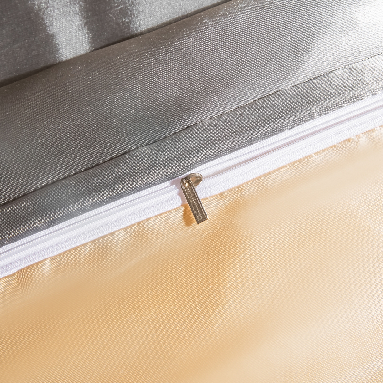 91家纺网 家纺一手货源 找家纺 莱越家纺 2026夏季款高端轻奢水洗真丝四件套丝滑裸睡丝绸纯色冰丝四件套系列可承接外贸订货 银灰驼