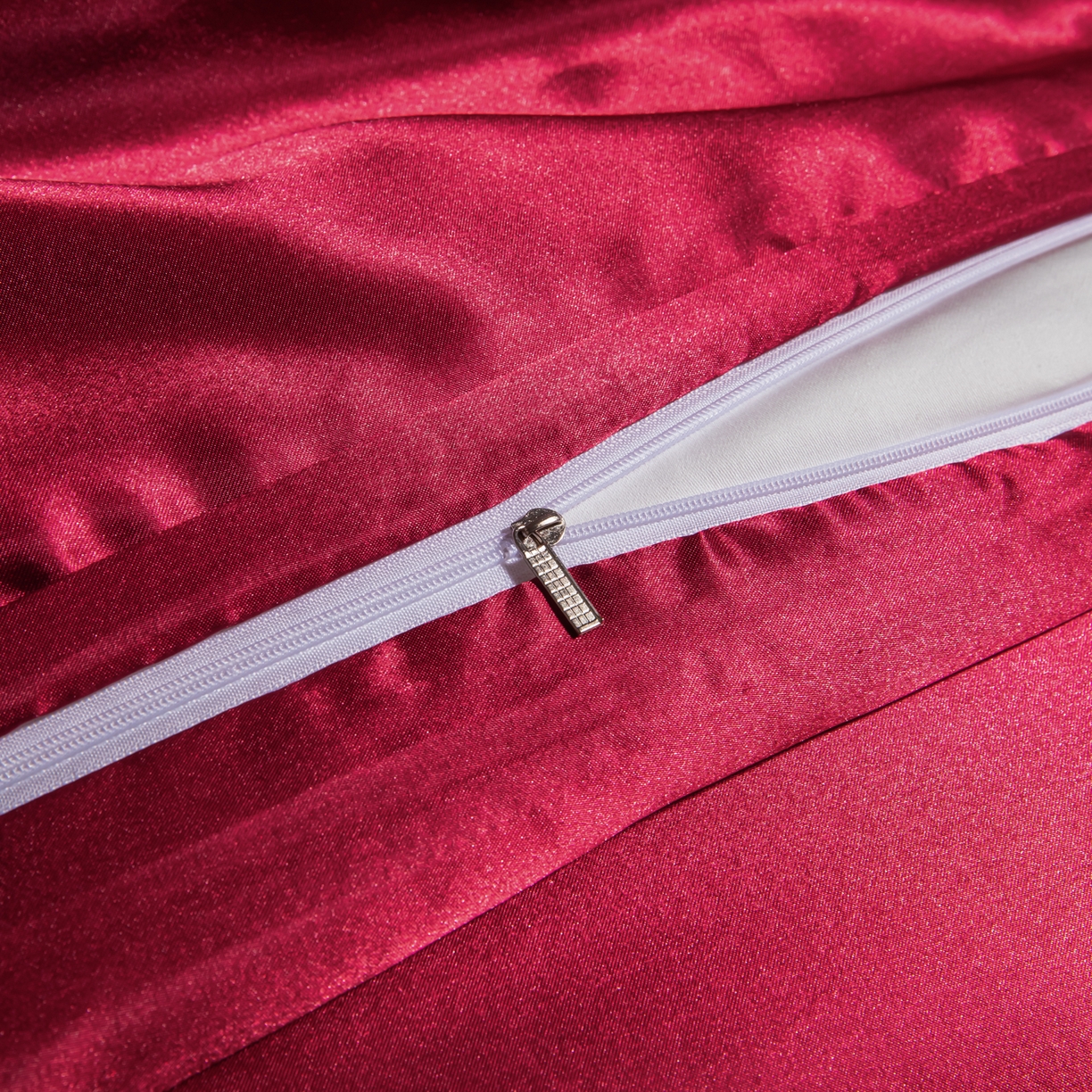 91家纺网 家纺一手货源 找家纺 莱越家纺 2026夏季款高端轻奢水洗真丝四件套丝滑裸睡丝绸纯色冰丝四件套系列可承接外贸订货 酒红色