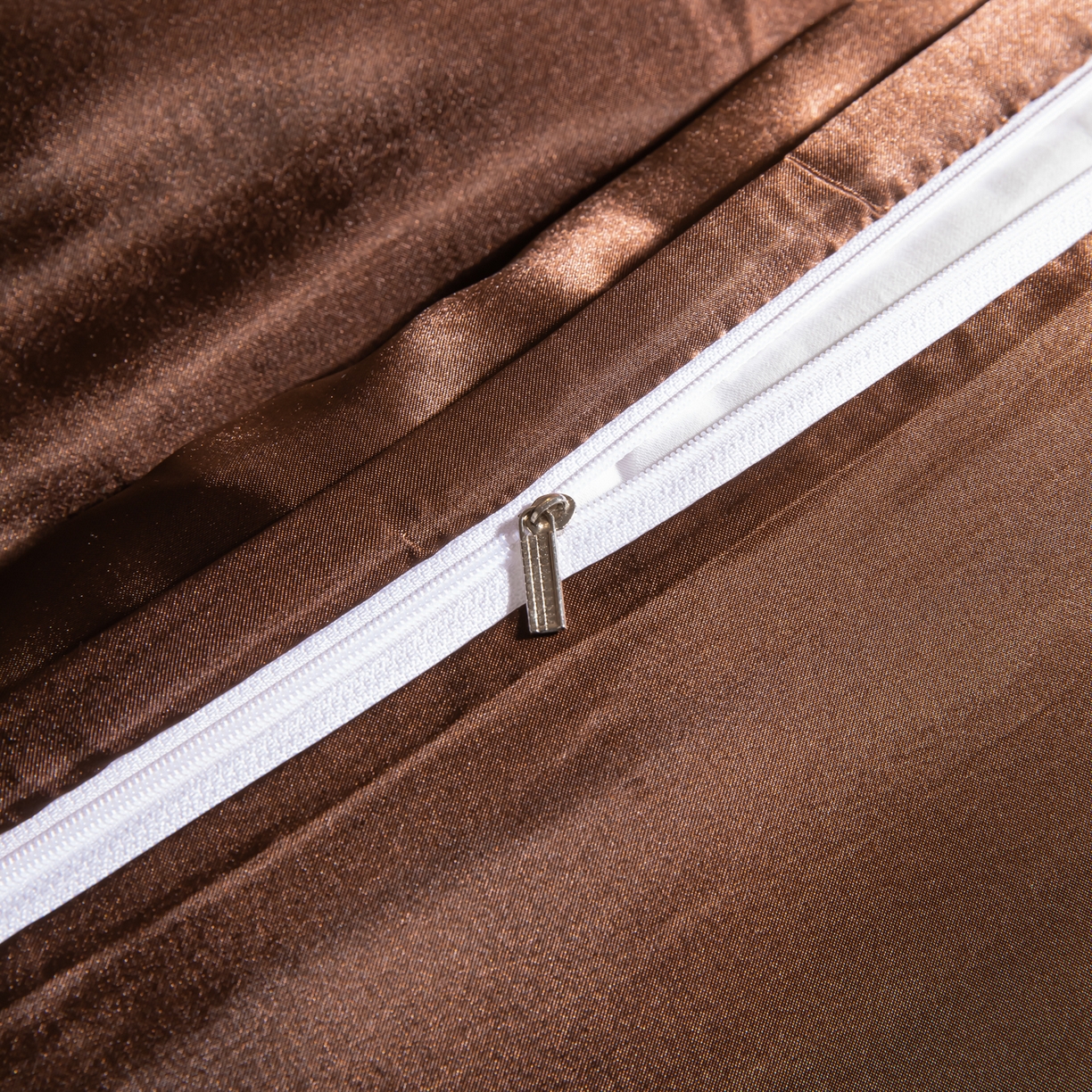 91家纺网 家纺一手货源 找家纺 莱越家纺 2026夏季款高端轻奢水洗真丝四件套丝滑裸睡丝绸纯色冰丝四件套系列可承接外贸订货 深咖色