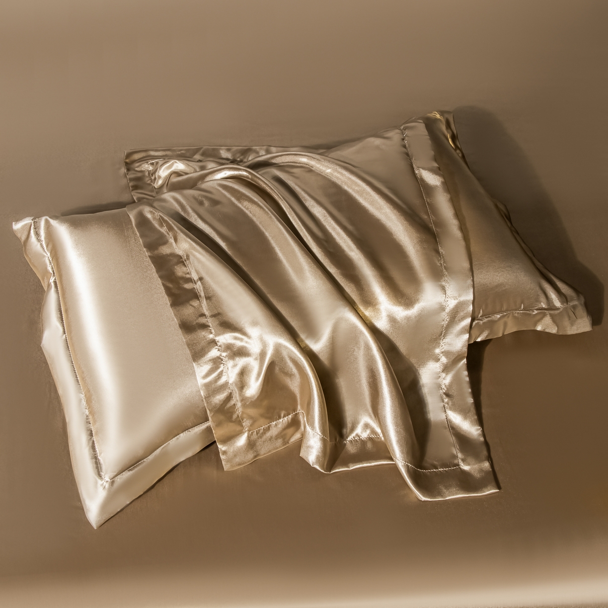 91家纺网 家纺一手货源 找家纺 莱越家纺 2026夏季款高端轻奢水洗真丝四件套丝滑裸睡丝绸纯色冰丝四件套系列可承接外贸订货 香槟金