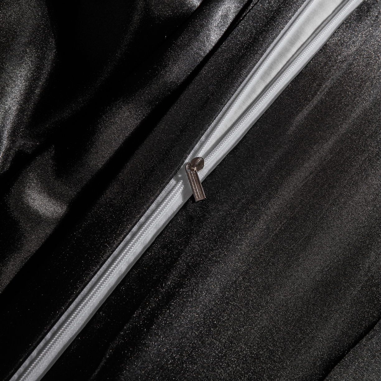 91家纺网 家纺一手货源 找家纺 莱越家纺 2026夏季款高端轻奢水洗真丝四件套丝滑裸睡丝绸纯色冰丝四件套系列可承接外贸订货 炫酷黑