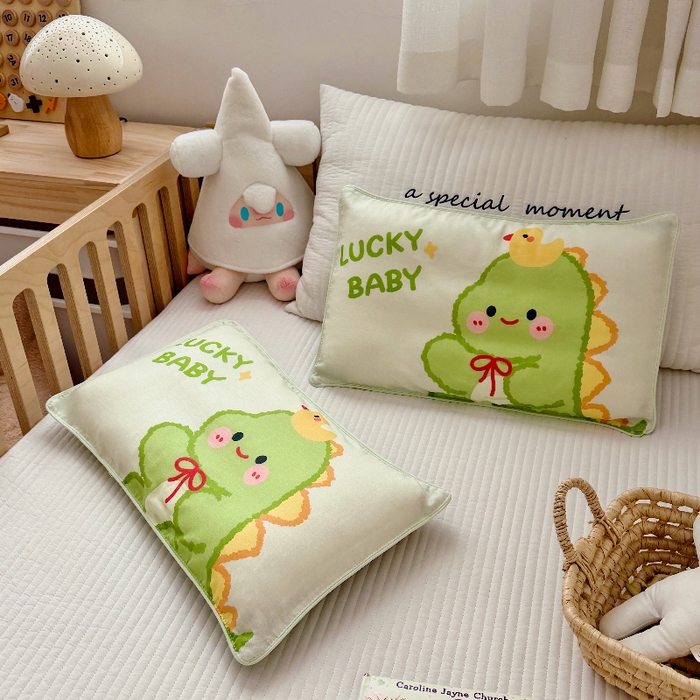 91家纺网 家纺一手货源 找家纺 萌宝家纺 2026春夏纯棉双层纱儿童枕套A类宝宝纱布枕头枕芯（萌宠系列） 绿恐龙