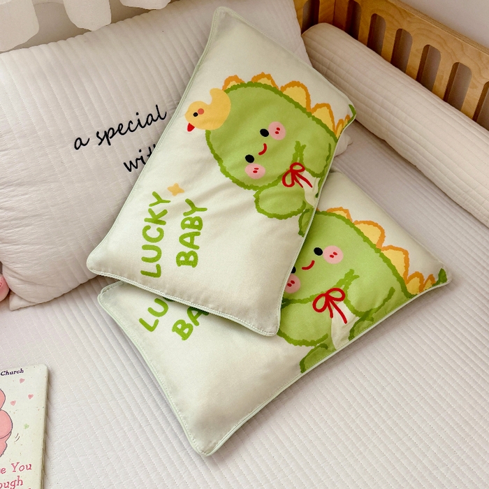 91家纺网 家纺一手货源 找家纺 萌宝家纺 2026春夏纯棉双层纱儿童枕套A类宝宝纱布枕头枕芯（萌宠系列） 绿恐龙