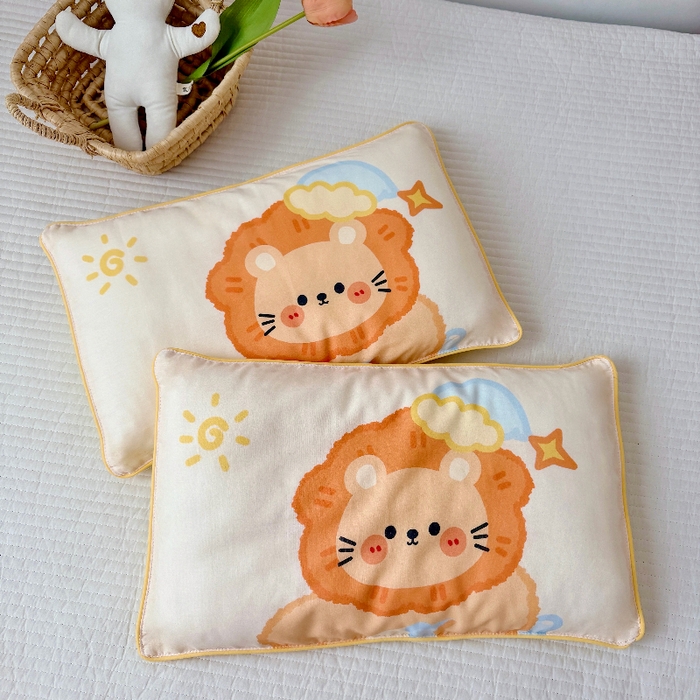 91家纺网 家纺一手货源 找家纺 萌宝家纺 2026春夏纯棉双层纱儿童枕套A类宝宝纱布枕头枕芯（萌宠系列） 小狮子