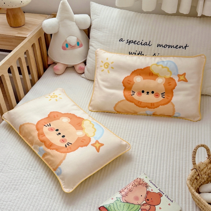 91家纺网 家纺一手货源 找家纺 萌宝家纺 2026春夏纯棉双层纱儿童枕套A类宝宝纱布枕头枕芯（萌宠系列） 小狮子