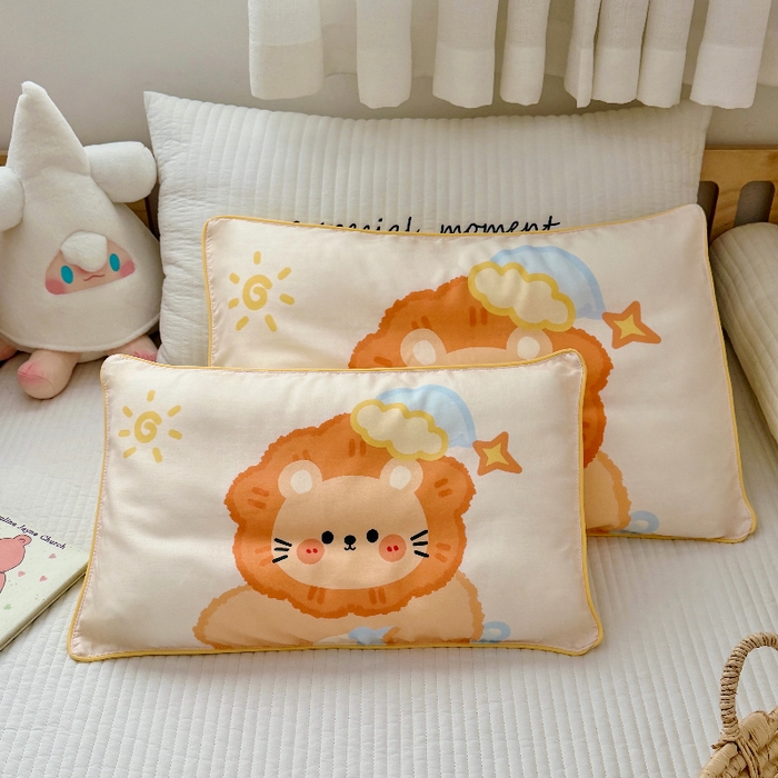 91家纺网 家纺一手货源 找家纺 萌宝家纺 2026春夏纯棉双层纱儿童枕套A类宝宝纱布枕头枕芯（萌宠系列） 小狮子