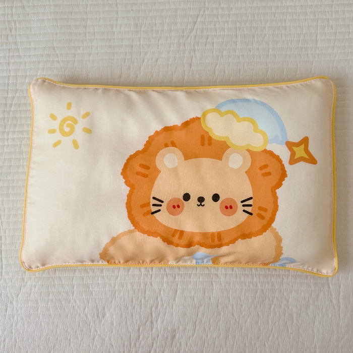 91家纺网 家纺一手货源 找家纺 萌宝家纺 2026春夏纯棉双层纱儿童枕套A类宝宝纱布枕头枕芯（萌宠系列） 小狮子