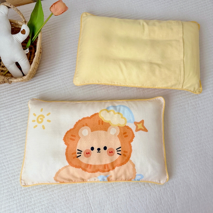 91家纺网 家纺一手货源 找家纺 萌宝家纺 2026春夏纯棉双层纱儿童枕套A类宝宝纱布枕头枕芯（萌宠系列） 小狮子