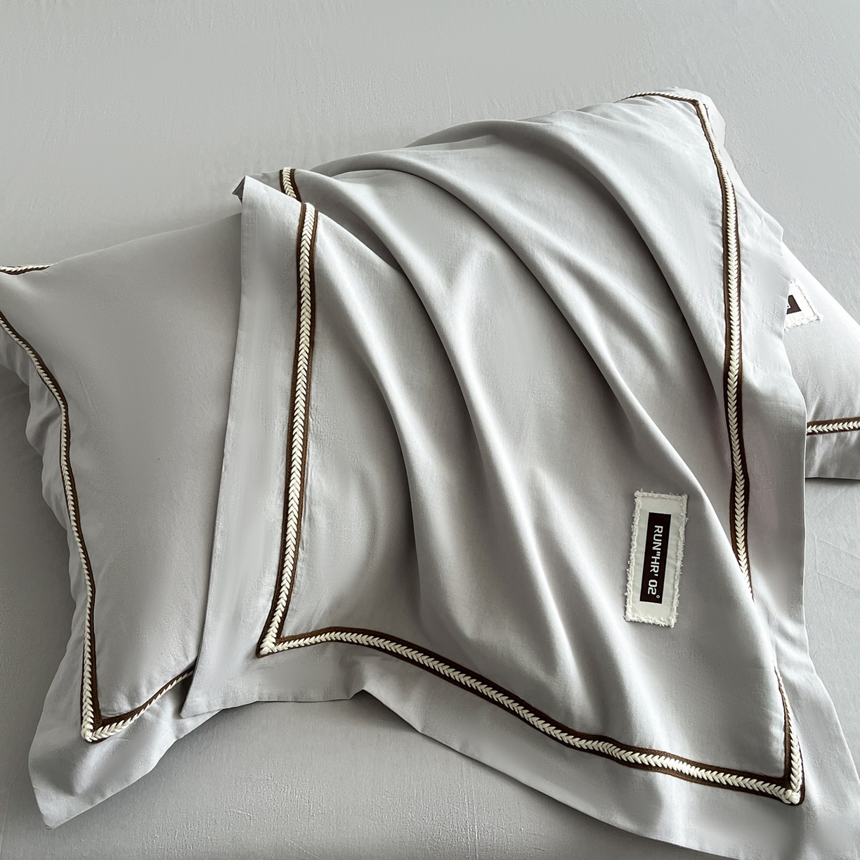 91家纺网 家纺一手货源 找家纺 佳汐蓝家纺 2026春夏新款高支高密全棉纯棉四件套-锦绫系列 锦绫-浅灰