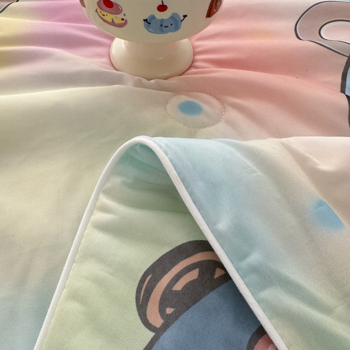 91家纺网 家纺一手货源 找家纺 默忆 2026新款凉感丝印花大豆纤维夏被空调被夏凉被 彩虹布布