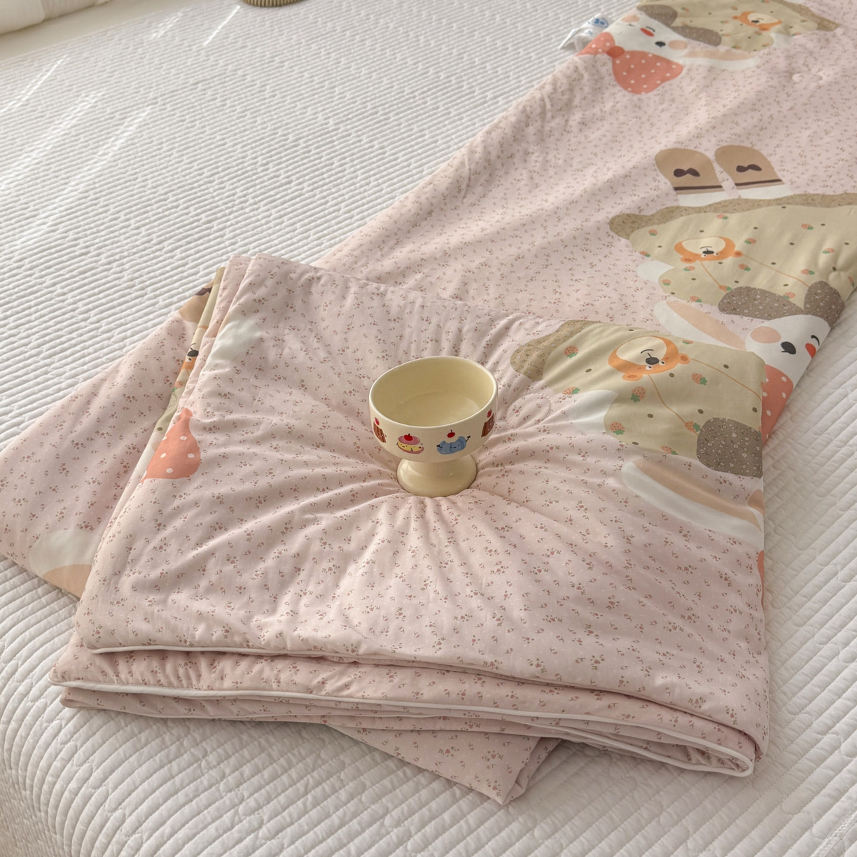 91家纺网 家纺一手货源 找家纺 默忆 2026新款凉感丝印花大豆纤维夏被空调被夏凉被 玫瑰兔