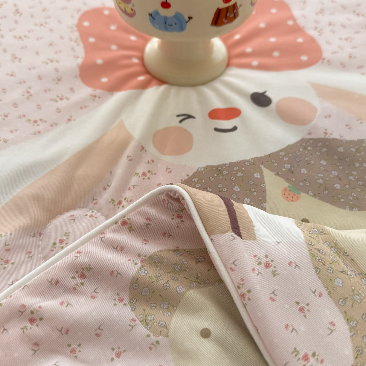 91家纺网 家纺一手货源 找家纺 默忆 2026新款凉感丝印花大豆纤维夏被空调被夏凉被 玫瑰兔