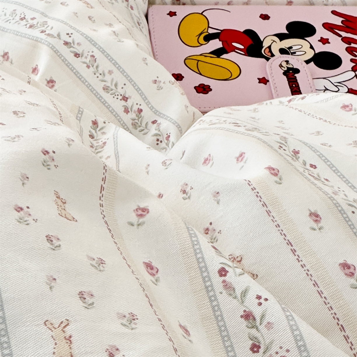 91家纺网 家纺一手货源 找家纺 忘忧草 2026新款全棉纯棉印花精致花边枕套单枕套 枕套单件 蔷薇花影