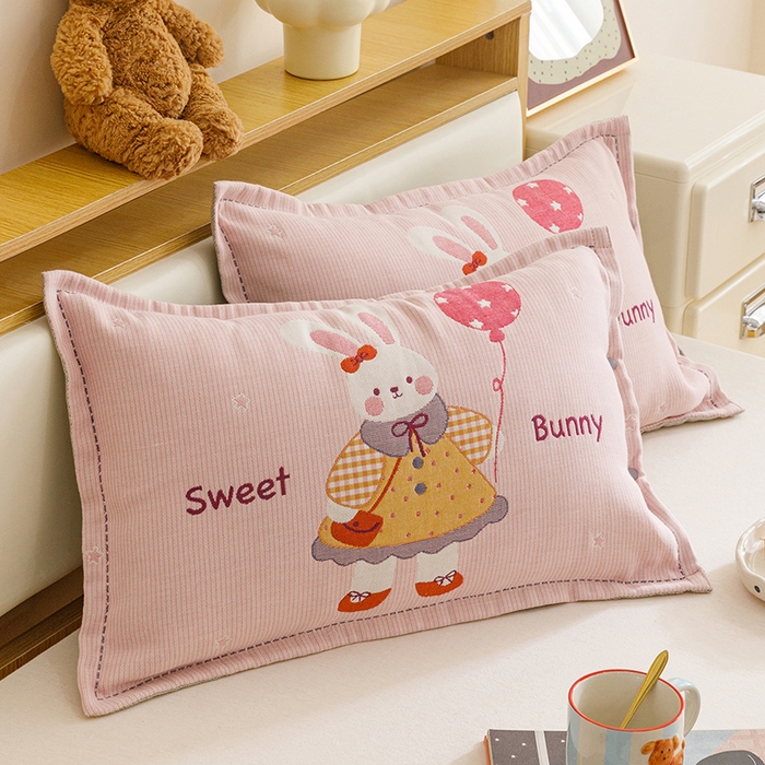 91家纺网 家纺一手货源 找家纺 悦然毛巾被 2026新款全棉纯棉纱布儿童四层纱单枕套枕套单件 甜蜜小免