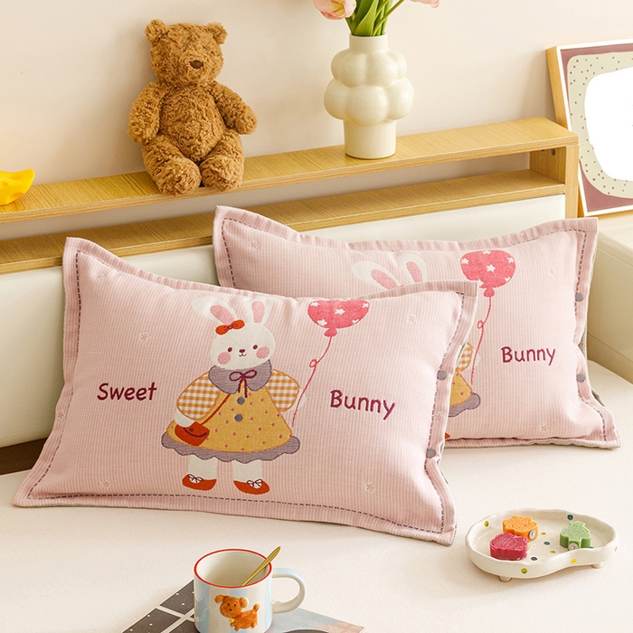 91家纺网 家纺一手货源 找家纺 悦然毛巾被 2026新款全棉纯棉纱布儿童四层纱单枕套枕套单件 甜蜜小免