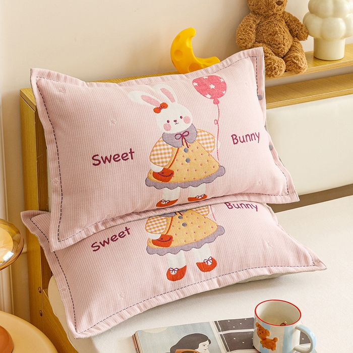 91家纺网 家纺一手货源 找家纺 悦然毛巾被 2026新款全棉纯棉纱布儿童四层纱单枕套枕套单件 甜蜜小免