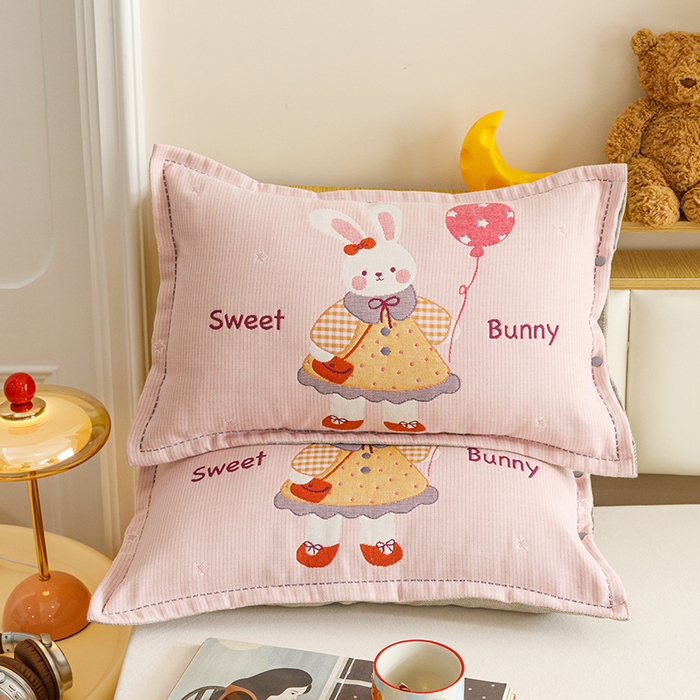 91家纺网 家纺一手货源 找家纺 悦然毛巾被 2026新款全棉纯棉纱布儿童四层纱单枕套枕套单件 甜蜜小免