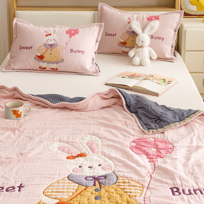 91家纺网 家纺一手货源 找家纺 悦然毛巾被 2026新款全棉纯棉纱布儿童四层纱单枕套枕套单件 甜蜜小免