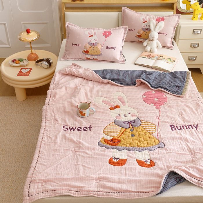 91家纺网 家纺一手货源 找家纺 悦然毛巾被 2026新款全棉纯棉纱布儿童四层纱单枕套枕套单件 甜蜜小免