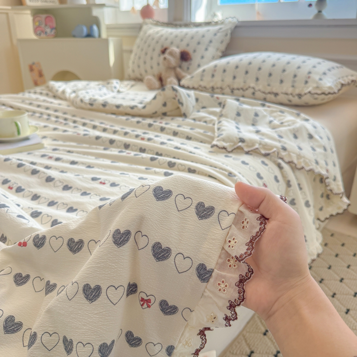 91家纺网 家纺一手货源 找家纺 名兮家居 2026春夏新款韩版花边款皱皱纱夏被夏凉被空调被 爱心格