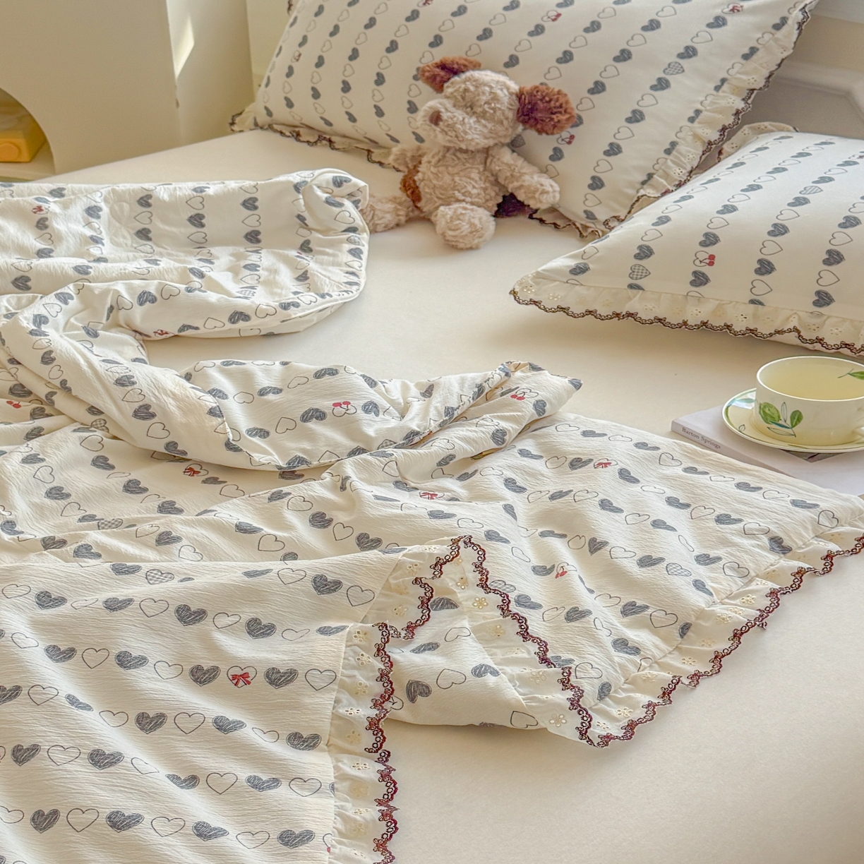 91家纺网 家纺一手货源 找家纺 名兮家居 2026春夏新款韩版花边款皱皱纱夏被夏凉被空调被 爱心格