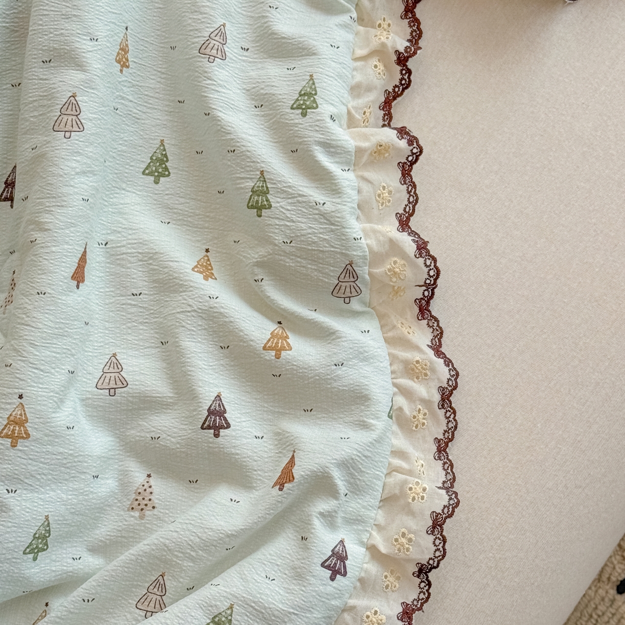 91家纺网 家纺一手货源 找家纺 名兮家居 2026春夏新款韩版花边款皱皱纱夏被夏凉被空调被 薄荷森林