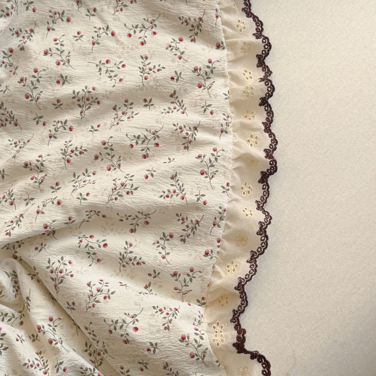 91家纺网 家纺一手货源 找家纺 名兮家居 2026春夏新款韩版花边款皱皱纱夏被夏凉被空调被 奶雾花野