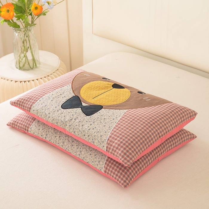 91家纺网 家纺一手货源 找家纺 梦莱家纺 2026新款水洗棉麻荞麦枕-绅士熊 枕头枕芯 绅士熊-酒红