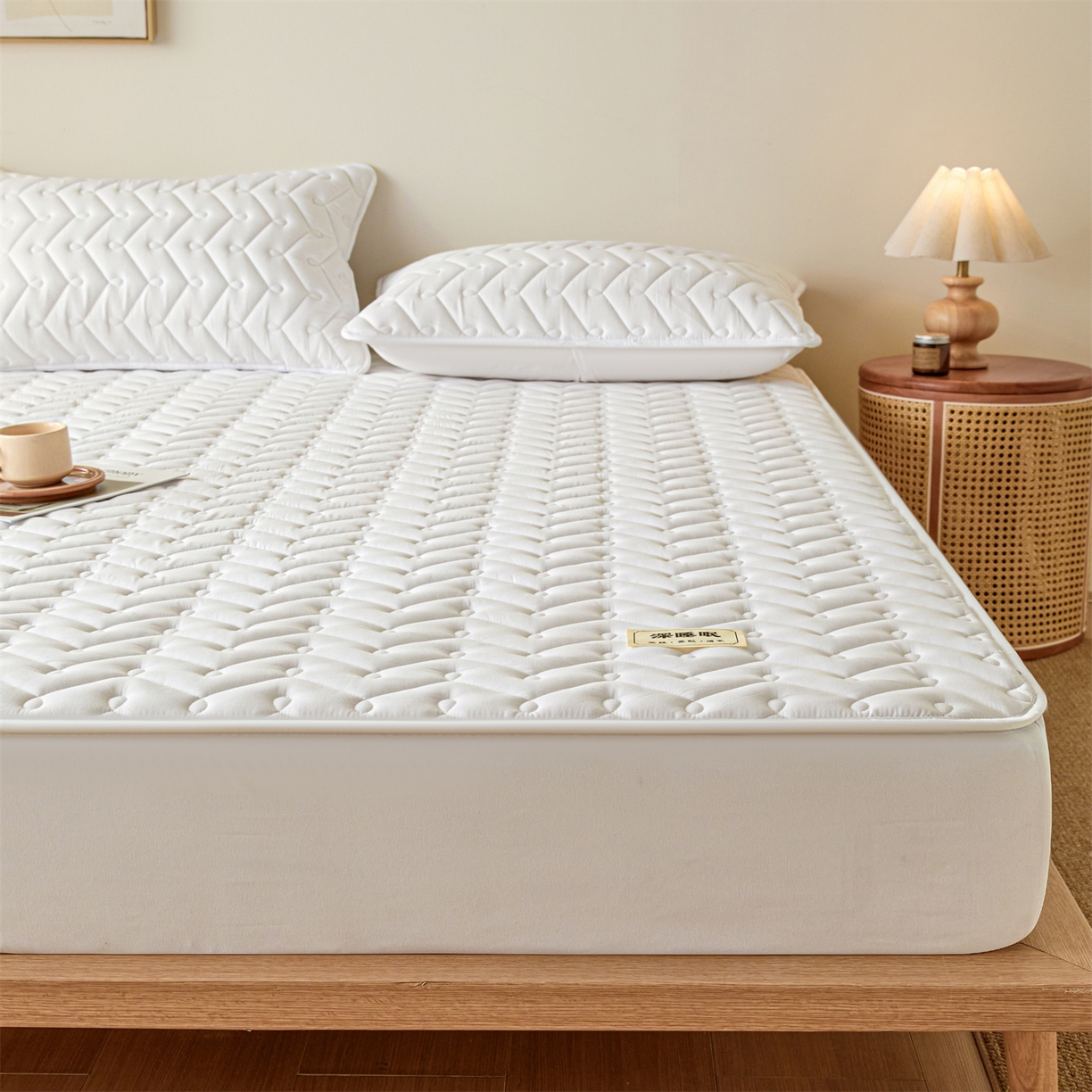 91家纺网 家纺一手货源 找家纺 九亭家纺 2026新款A类深睡眠防水夹棉床笠 深睡眠-奶昔白