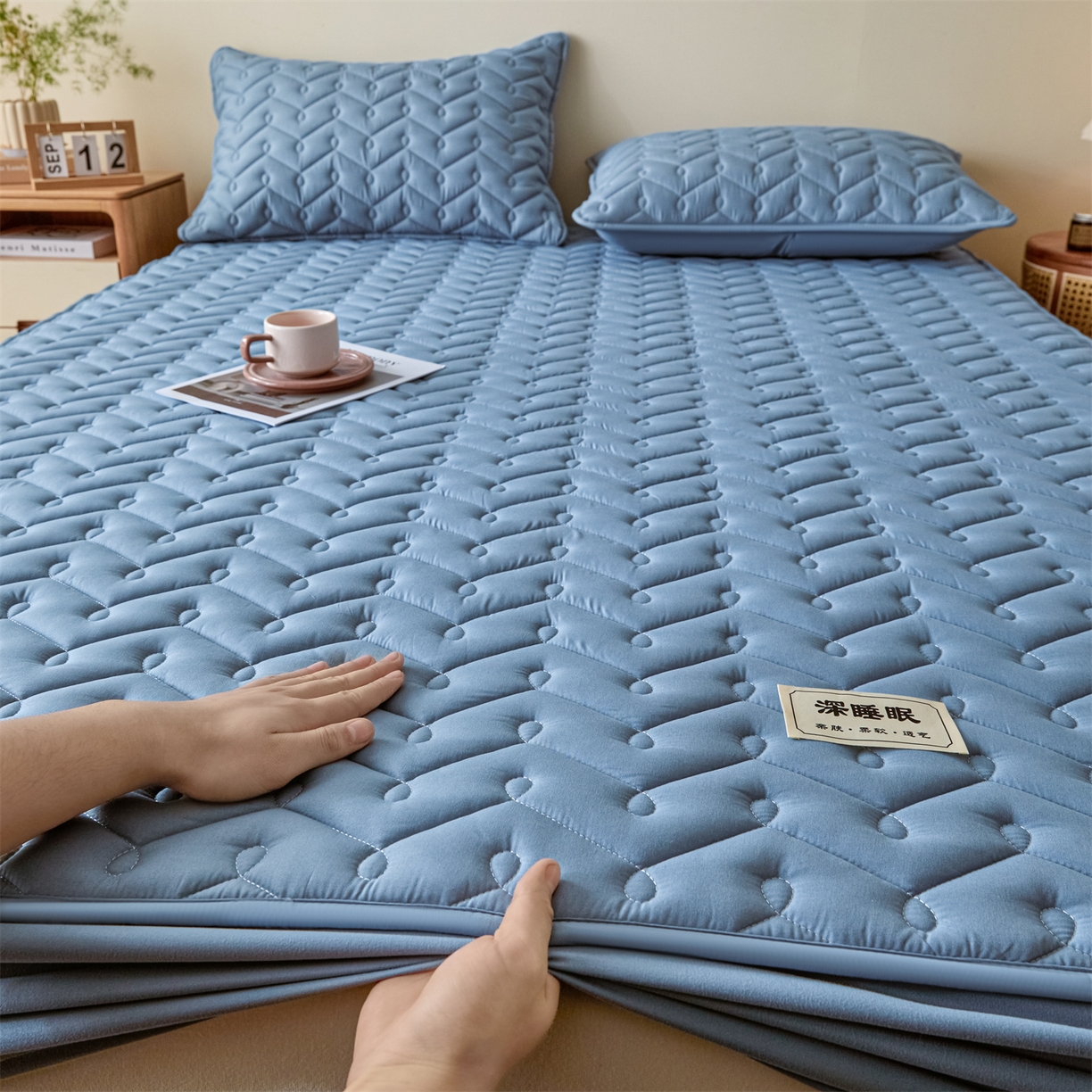 91家纺网 家纺一手货源 找家纺 九亭家纺 2026新款A类深睡眠防水夹棉床笠 深睡眠-雾蓝