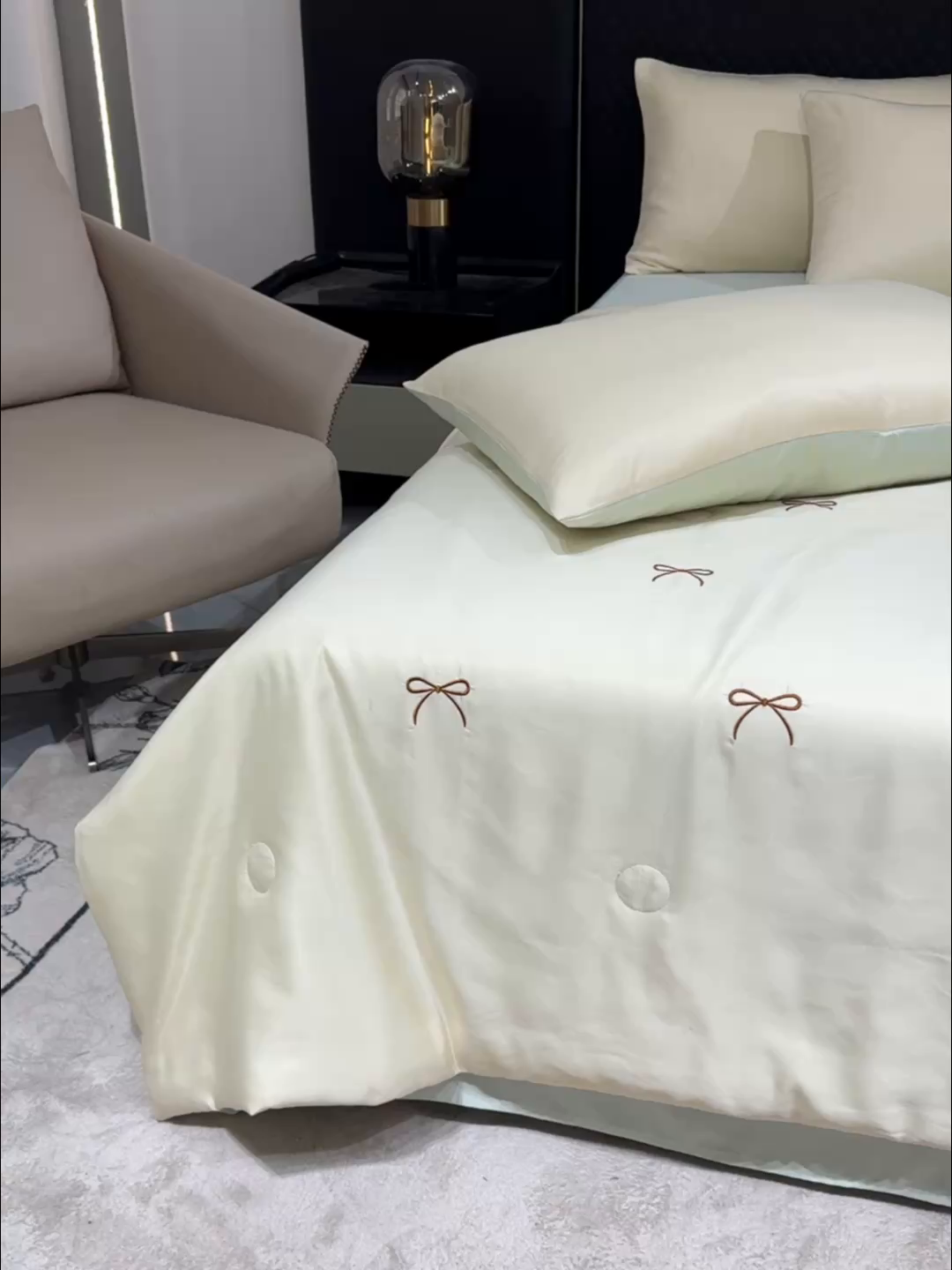 91家纺网 家纺一手货源 找家纺 憨豆家纺 2026新款刺绣水洗冰丝夏被四件套星球水洗真丝夏凉被（含抗菌棉）跨境外贸床笠款空 蝴蝶结-奶黄绿