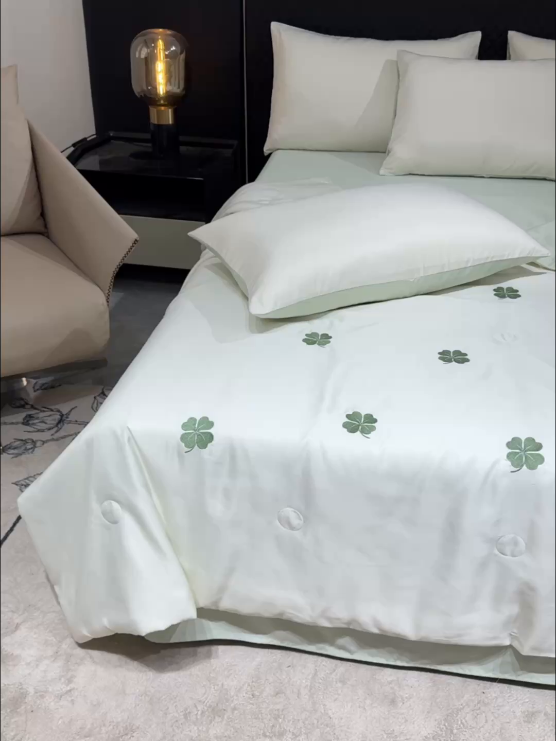 91家纺网 家纺一手货源 找家纺 憨豆家纺 2026新款刺绣水洗冰丝夏被四件套星球水洗真丝夏凉被（含抗菌棉）跨境外贸床笠款空 四叶草-奶白绿