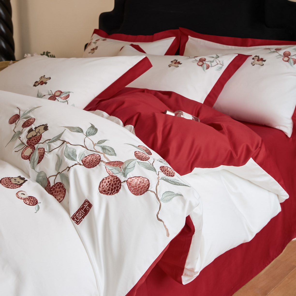 91家纺网 家纺一手货源 找家纺 绒掌柜家纺（品质焕新） 2026新品100S长绒棉精密刺绣四件套-马到荔成系列-版权产品-礼盒装 马到荔成-红色