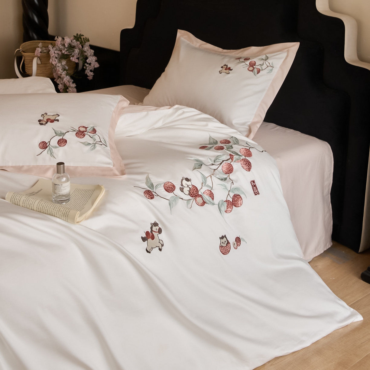 绒掌柜家纺（品质焕新） 2026新品100S长绒棉精密刺绣四件套-马到荔成系列-版权产品-礼盒装 马到荔成-粉色