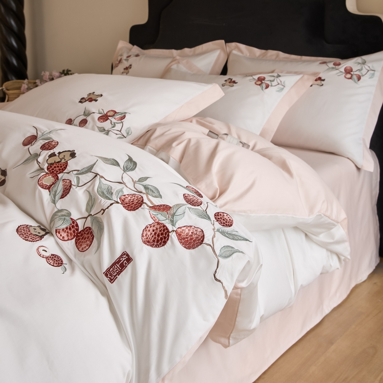 91家纺网 家纺一手货源 找家纺 绒掌柜家纺（品质焕新） 2026新品100S长绒棉精密刺绣四件套-马到荔成系列-版权产品-礼盒装 马到荔成-粉色