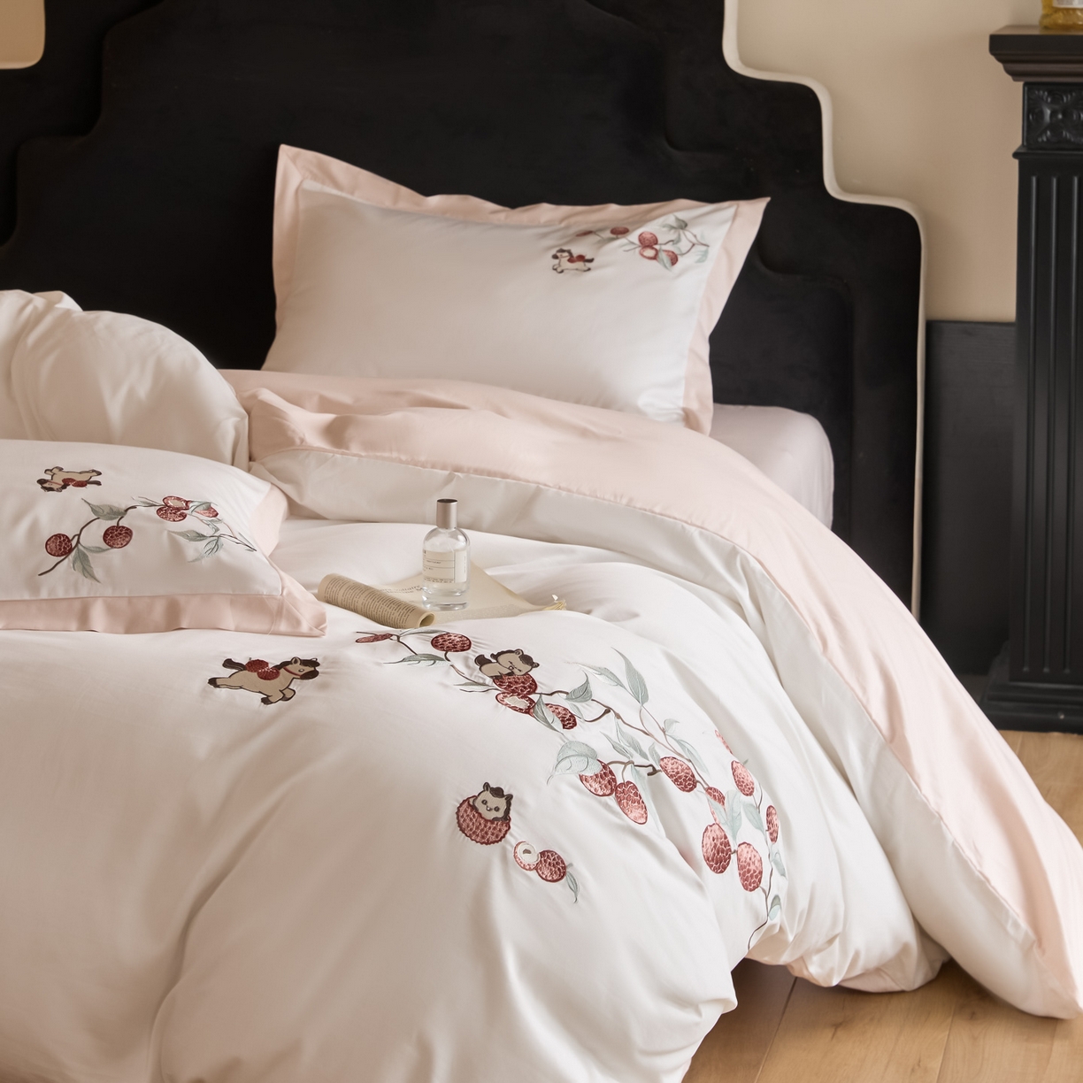 91家纺网 家纺一手货源 找家纺 绒掌柜家纺（品质焕新） 2026新品100S长绒棉精密刺绣四件套-马到荔成系列-版权产品-礼盒装 马到荔成-粉色