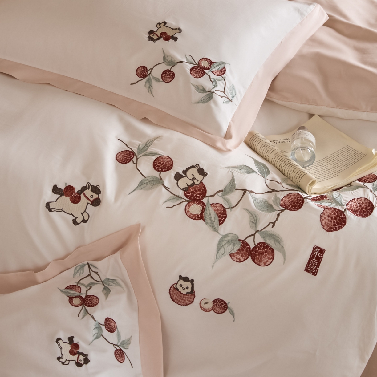 91家纺网 家纺一手货源 找家纺 绒掌柜家纺（品质焕新） 2026新品100S长绒棉精密刺绣四件套-马到荔成系列-版权产品-礼盒装 马到荔成-粉色