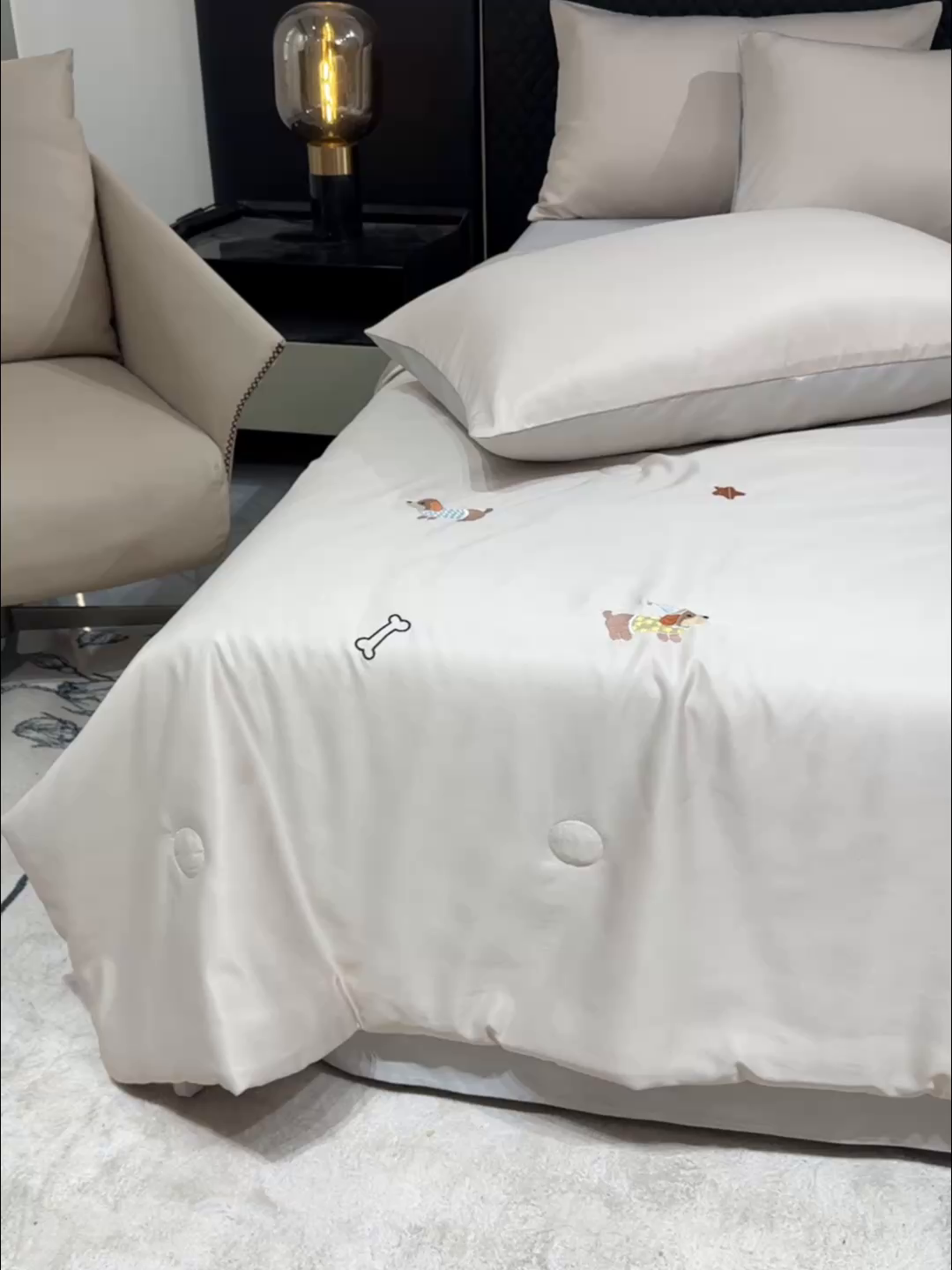 91家纺网 家纺一手货源 找家纺 憨豆家纺 2026新款刺绣水洗冰丝夏被四件套星球水洗真丝夏凉被（含抗菌棉）跨境外贸床笠款空 腊肠狗-梧桐灰