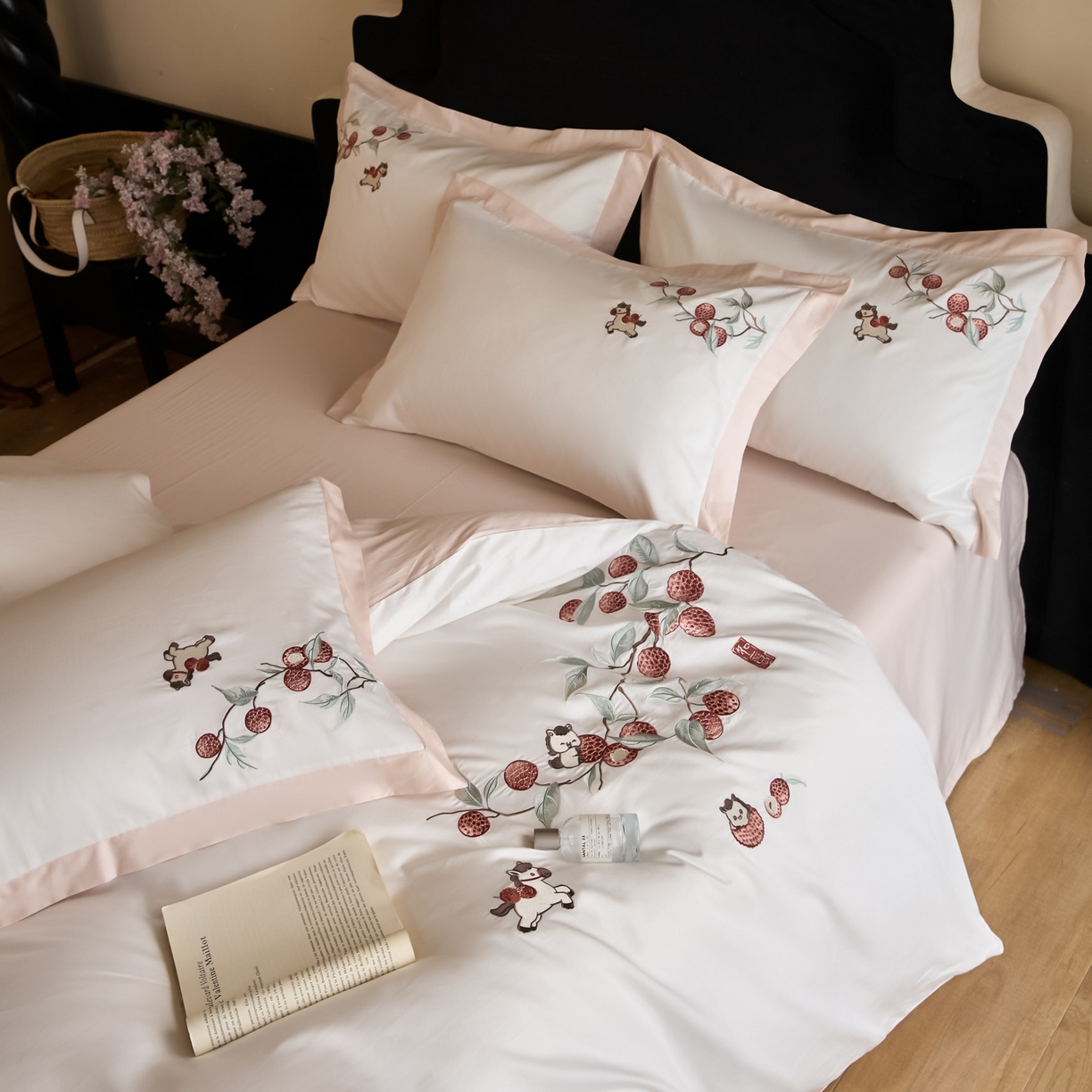 91家纺网 家纺一手货源 找家纺 绒掌柜家纺（品质焕新） 2026新品100S长绒棉精密刺绣四件套-马到荔成系列-版权产品-礼盒装 马到荔成-粉色