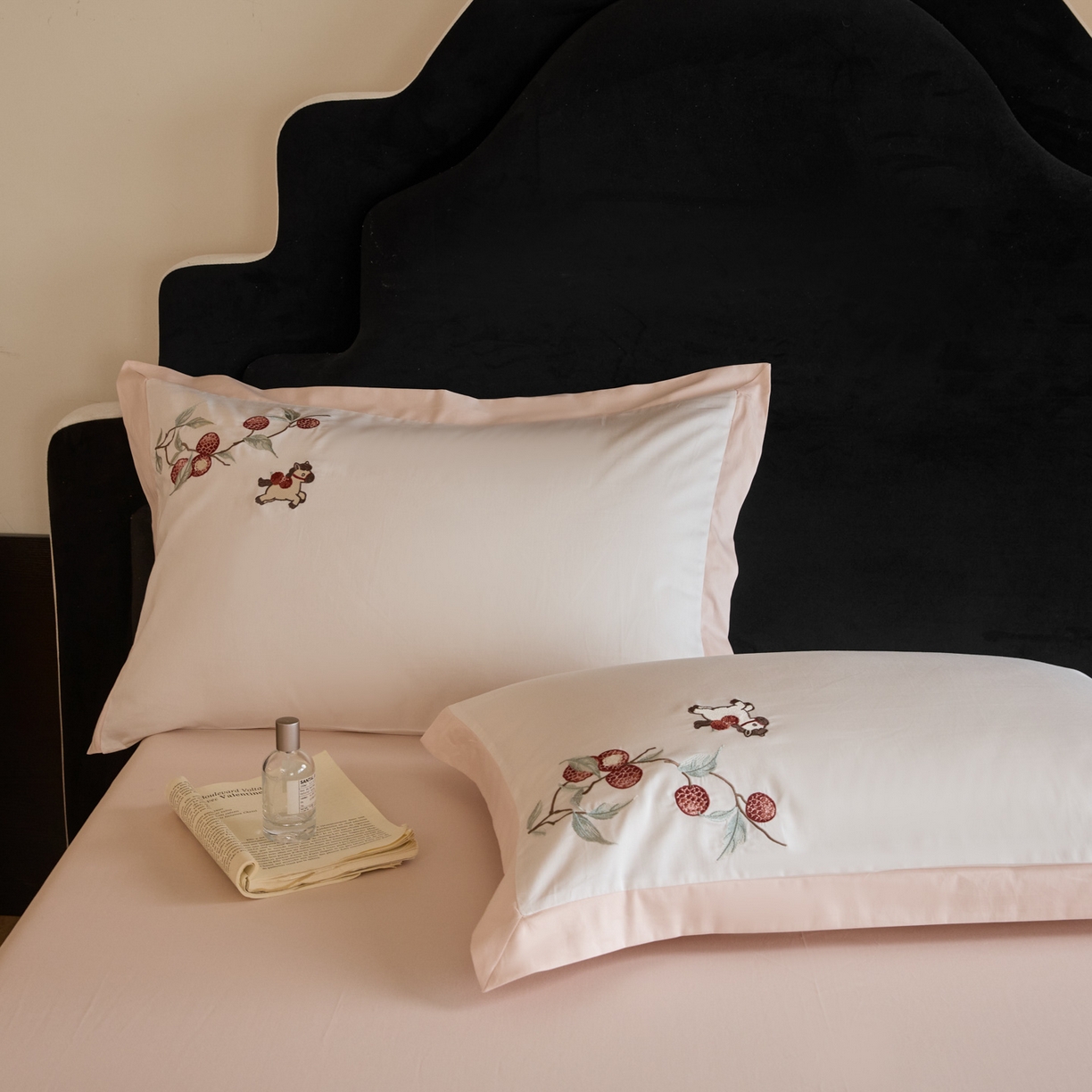 91家纺网 家纺一手货源 找家纺 绒掌柜家纺（品质焕新） 2026新品100S长绒棉精密刺绣四件套-马到荔成系列-版权产品-礼盒装 马到荔成-粉色