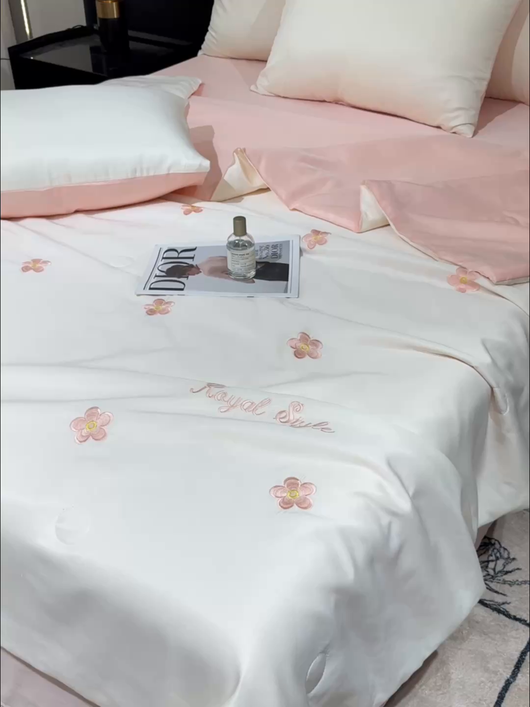 91家纺网 家纺一手货源 找家纺 憨豆家纺 2026新款刺绣水洗冰丝夏被四件套星球水洗真丝夏凉被（含抗菌棉）跨境外贸床笠款空 花朵-奶白粉