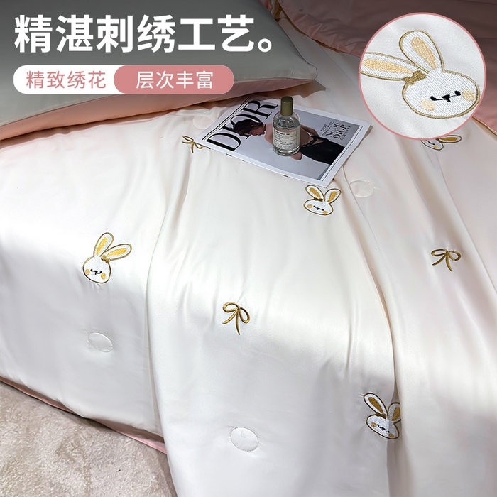 91家纺网 家纺一手货源 找家纺 憨豆家纺 2026新款刺绣水洗冰丝夏被四件套星球水洗真丝夏凉被（含抗菌棉）跨境外贸床笠款空 小兔-奶白粉