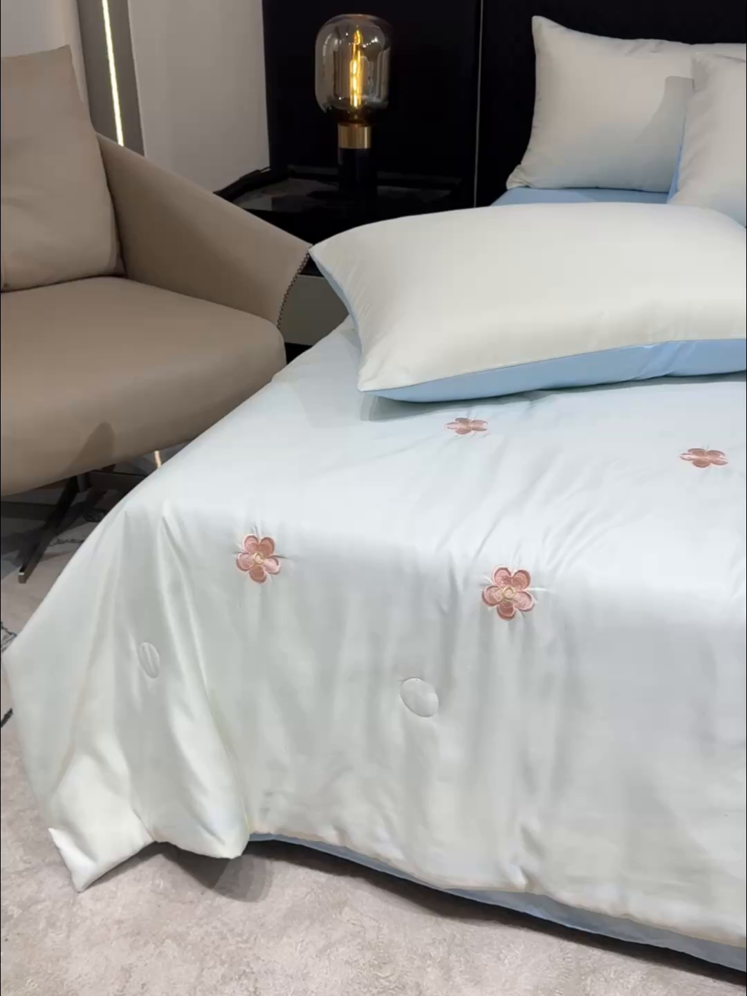 91家纺网 家纺一手货源 找家纺 憨豆家纺 2026新款刺绣水洗冰丝夏被四件套星球水洗真丝夏凉被（含抗菌棉）跨境外贸床笠款空 花朵-奶白蓝