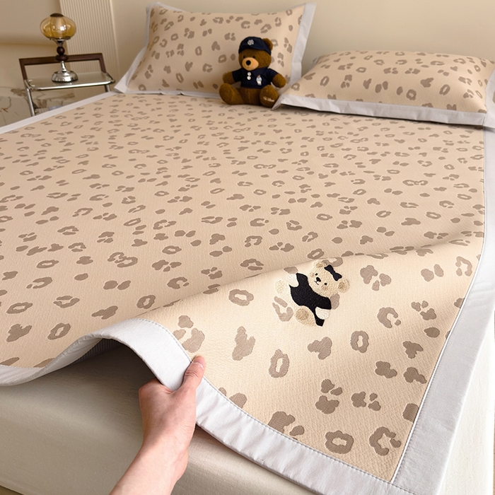 91家纺网 家纺一手货源 找家纺 （总）莱家富 2026A类母婴级凉感冰豆豆小熊刺绣凉感值过0.21冰丝席凉席席子-床席款