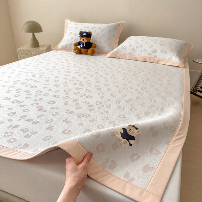 91家纺网 家纺一手货源 找家纺 莱家富 2026A类母婴级凉感冰豆豆小熊刺绣凉感值过0.21冰丝席凉席席子-床席款 小熊豹豹-玉色