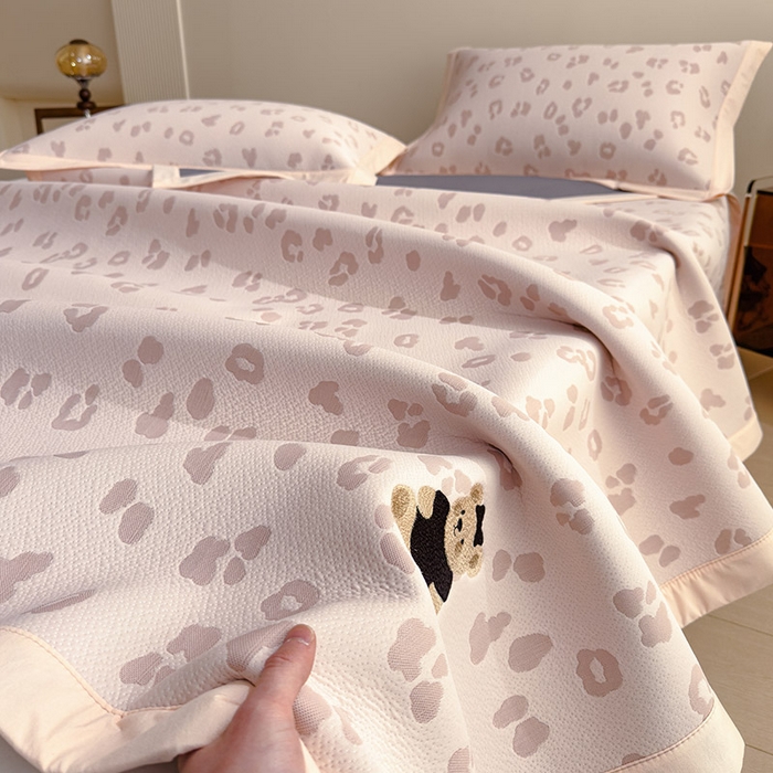 91家纺网 家纺一手货源 找家纺 莱家富 2026A类母婴级凉感冰豆豆小熊刺绣凉感值过0.21冰丝席凉席席子-床席款 小熊豹豹-粉