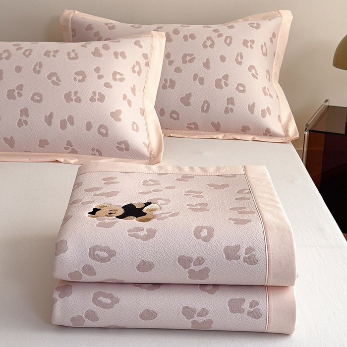 91家纺网 家纺一手货源 找家纺 莱家富 2026A类母婴级凉感冰豆豆小熊刺绣凉感值过0.21冰丝席凉席席子-床席款 小熊豹豹-粉